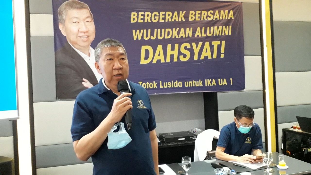 Totok Lusida mengaku bersedia dicalonkan menjadi Ketua IKA UA karena kecintaan dan kebanggaannya kepada Unair. (Foto: Istimewa)