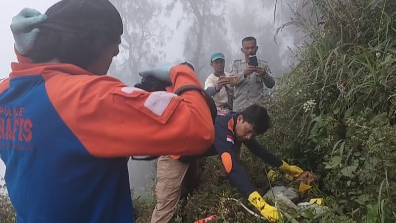 Proses evakuasi mayat perempuan di Pegunungan Jambangan Bukit Iblis wilayah Taman Nasional Bromo-Tengger Semeru (Foto: istimewa)