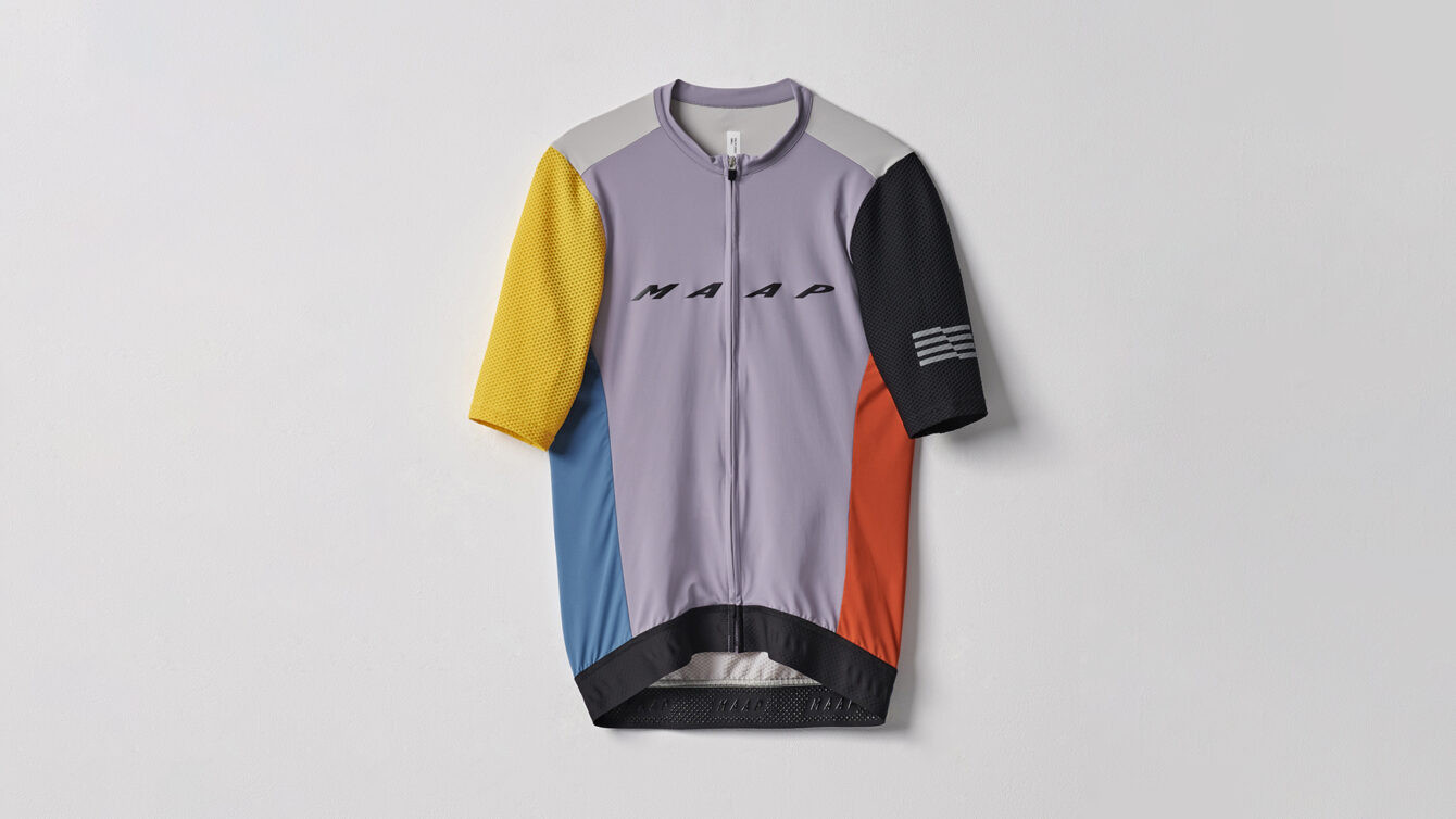 MAAP OffCuts menyatukan sisa potongan jersey menjadi sebuah jersey warna-warni untuk mengurangi limbah produksi. (Foto: Istimewa)