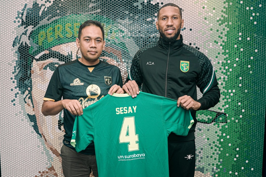 Pemain baru Persebaya, Mohamed Alie Sesay (kanan) usai penandatanganan kontrak bersama dengan Manajer Persebaya, Candra Wahyudi, Sabtu 12 Juni 2021.