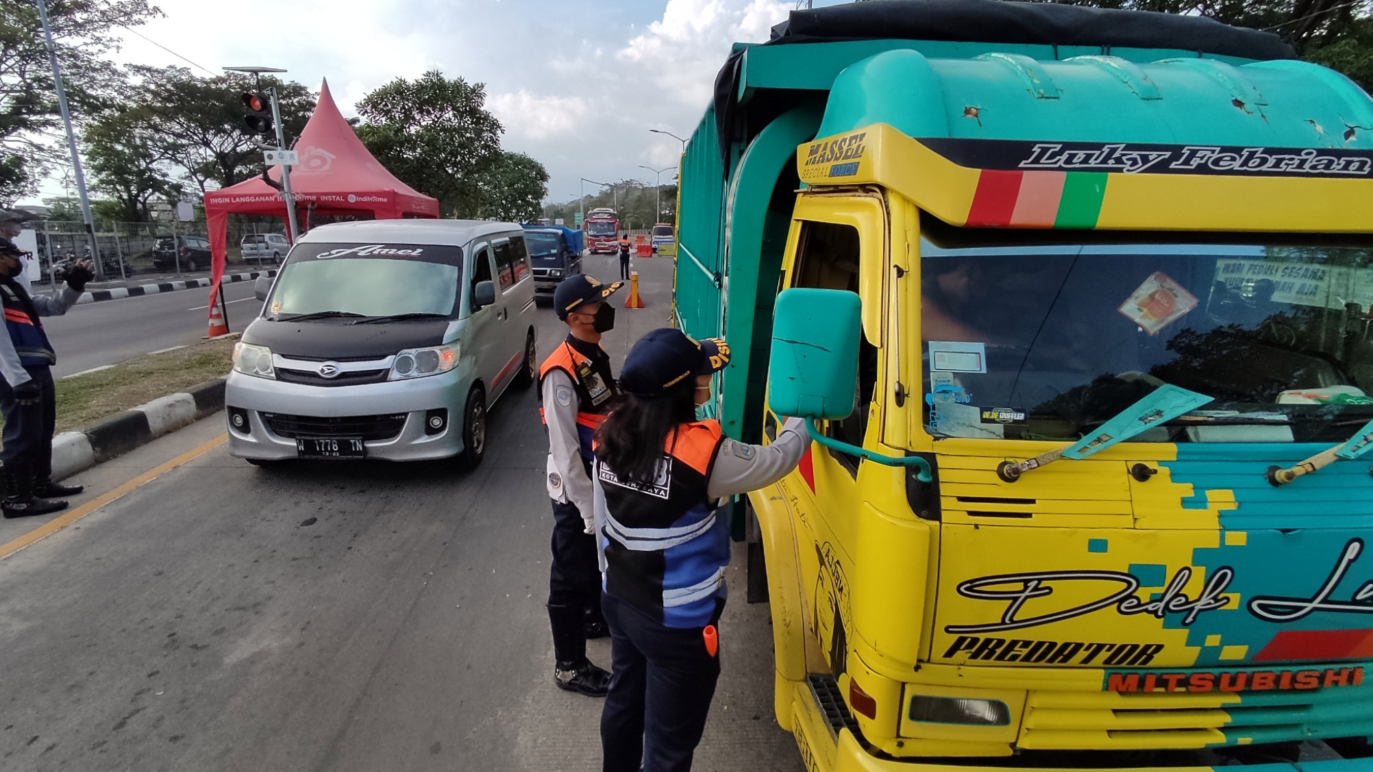 Petugas Dishub Kota Surabaya memeriksa kendaraan yang melintas di Posko Penyekatan Suramadu, Surabaya, Sabtu 12 Juni 2021. (Foto: Fariz Yarbo/Ngopibareng.id)