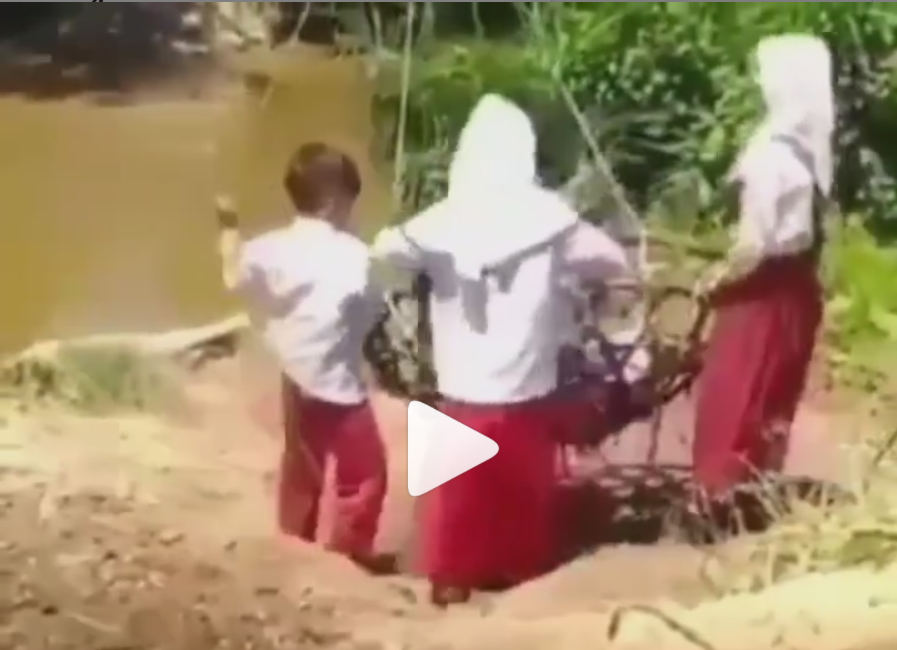 Video bocah SD bergelantungan naik keranjang viral di media sosial. Kini mereka tak lagi boleh bergelantungan menyebrang sungai. (Foto: instagram)