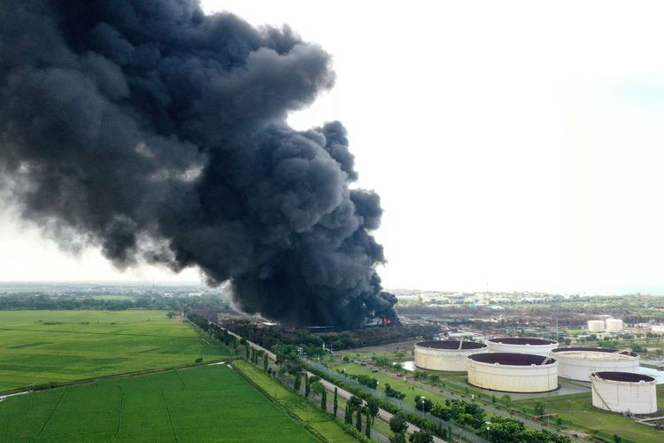 Kebakaran kilang minyak Balongan, pada Maret 2021 lalu. (Foto: Istimewa)