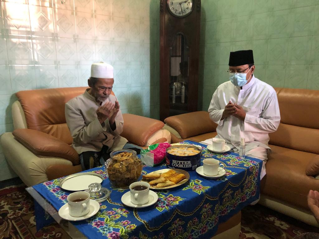 Foto kenangan Walikota Pasuruan Saifullah Yusuf (Gus Ipul) dengan pengasuh Pondok Pesantren (Ponpes) Sidogiri KH A Nawawi Abdul Djalil. (Foto: Istimewa)