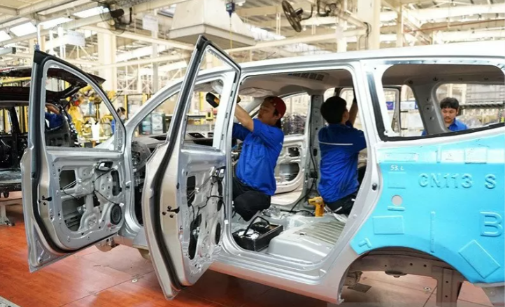 Aktivitas pekerja pada proses produksi di sektor industri otomotif. (Foto: Antara/HO-Kemenperin)