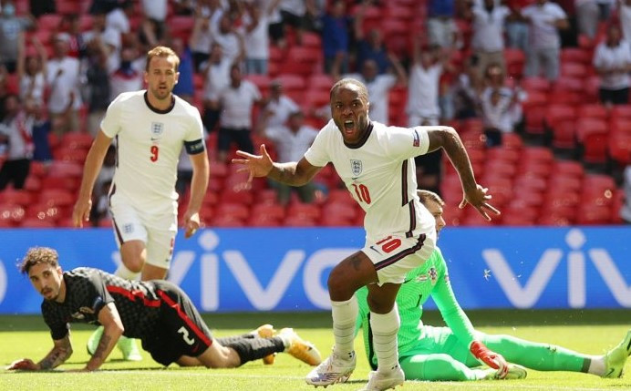 Raheem Sterling meluapkan kegembiraan usai mencetak gol kemenangan melawan Kroasia. (Foto: AFP)