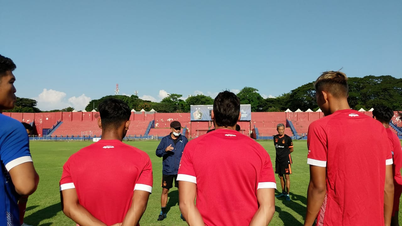 Pelatih Persik Kediri Joko Susilo saat memberi arahan kepada para pemainnya sebelum memulai sesi latihan pada Senin 14 Juni 2021. (Foto: Fendhy Plesmana/Ngopibareng.id)
