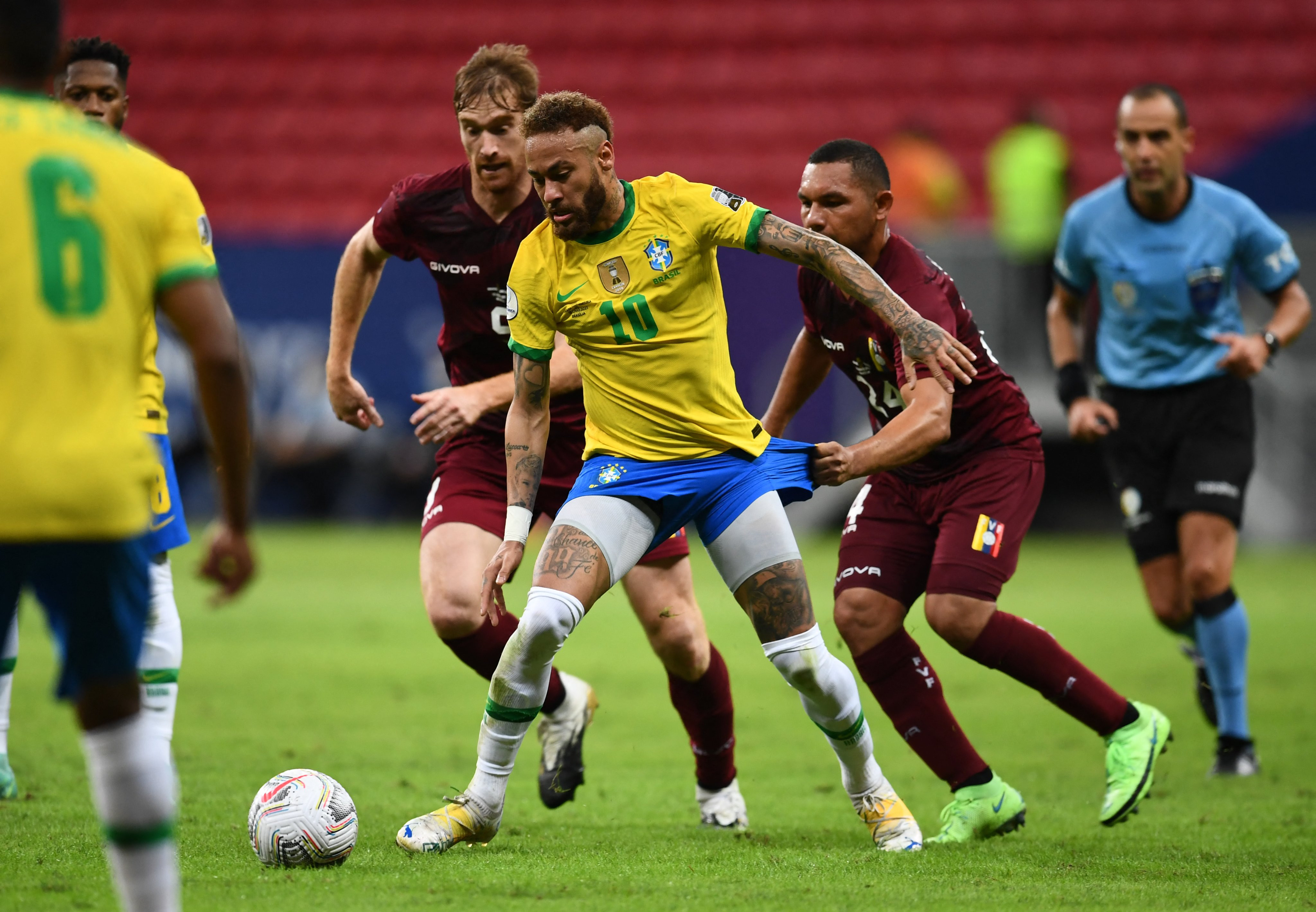Neymar dikepung dua pemain Venezuela. Brasil menang 3-0 atas Venezuela. (Foto: AFP)