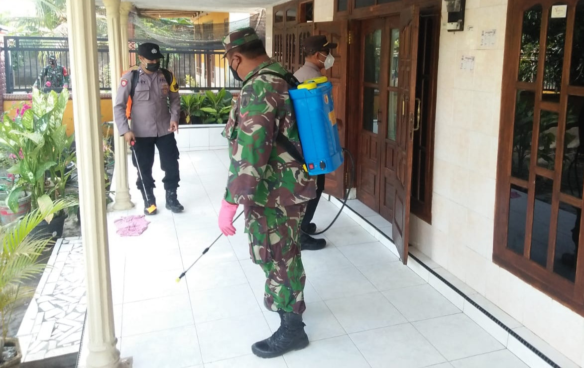 Petugas dari TNI dan Polri bahu membahu melakukan penyemprotan disinfektan di rumah warga (foto: istimewa)