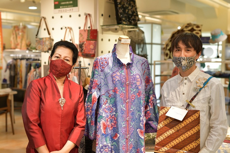 Nuning Akhmadi, istri Duta Besar (Dubes) Indonesia di Tokyo, Jepang, bangga melihat pameran batik yang digelar Fukagawa Hirozaku-san, warga Jepang pemilik Butik Batik Imari. (Foto: Instagram @kbritokyo)