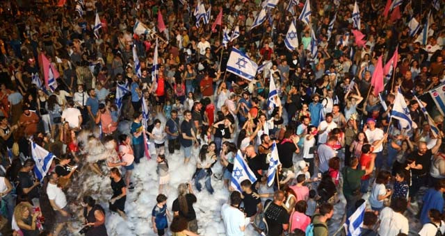 Warga Israel merayakan tergulingnya pemerintahan PM Netanyahu yang sudah pelantikan 12 tahun berkuasa, di Tel Aviv, Israel, Minggu malam. (Foto: Aljazeera/AP Photo)
