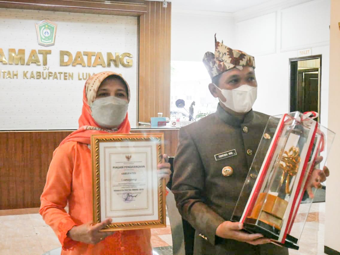 Bupati Lumajang, Thoriqul Haq didampingi Kepala Dinas Lingkungan Hidup (Foto : Istimewa)