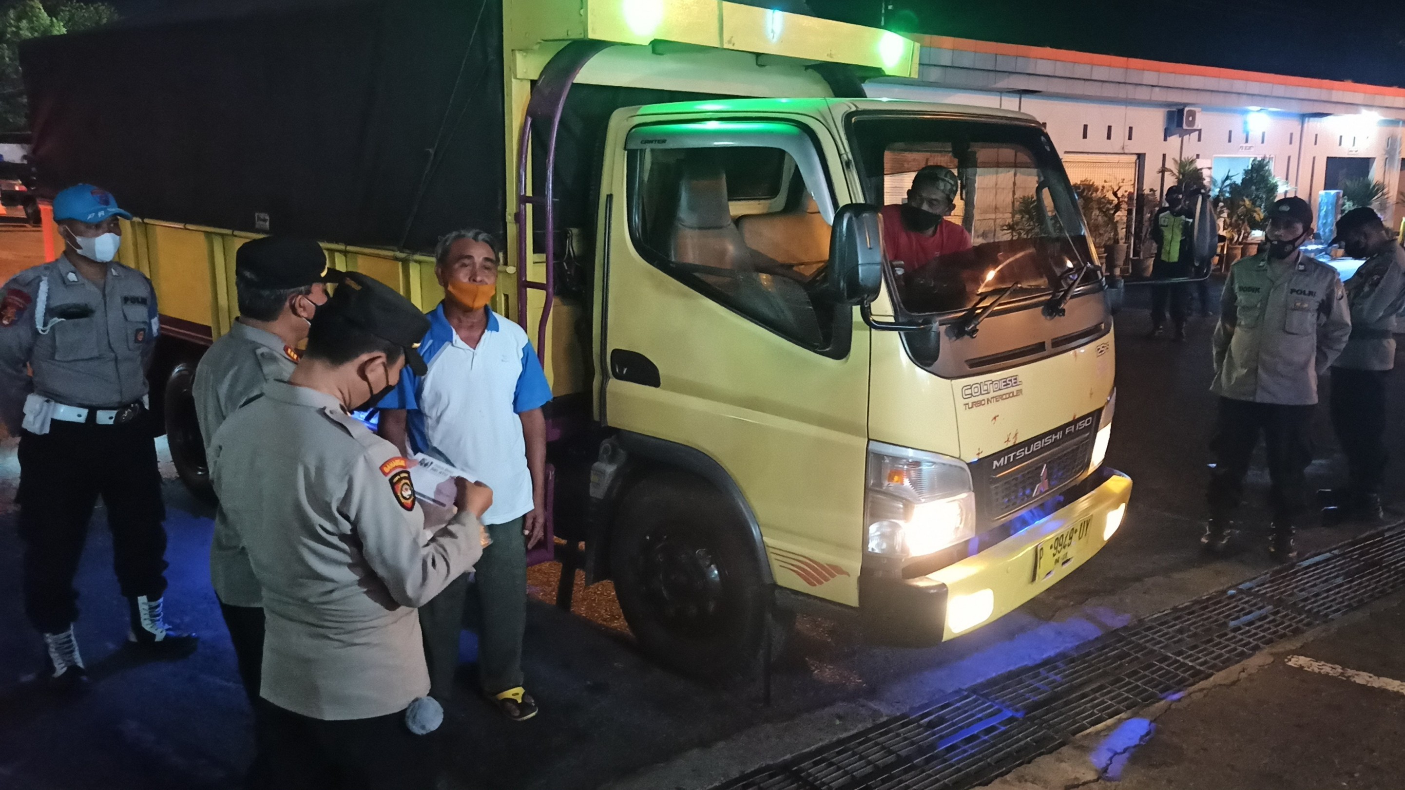 Petugas memeriksa kelengkapan surat pengemudi truk sembari menanyakan keluhan terkait aksi premanisme di sekitar pelabuhan (foto:Muh Hujaini/Ngopibareng.id)