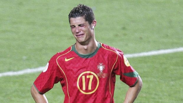 Cristiano Ronaldo menangis di final Euro 2004. (Foto: Istimewa)