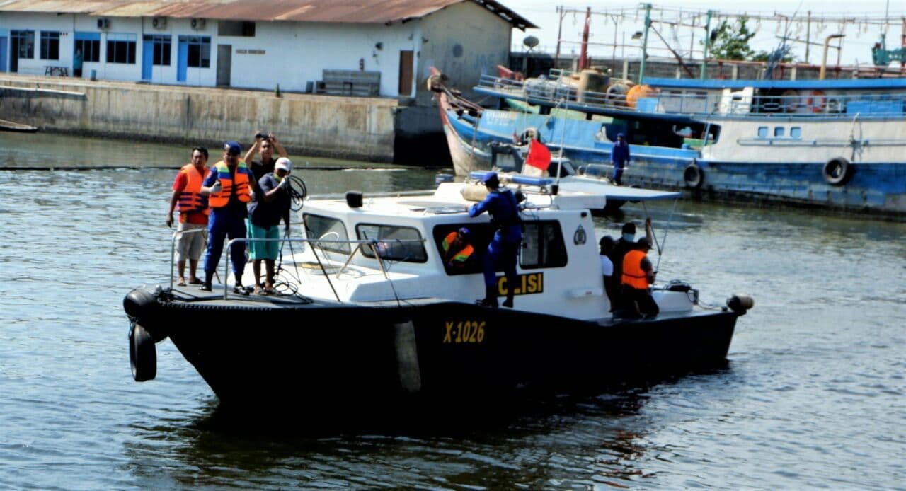 Petugas dari Satpolair sedang berpatroli di kawasan Pelabuhan Tanjung Tembaga, Kota Probolinggo. (Foto: Ikhsan Mahmudi/Ngopibareng.id)