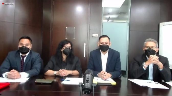 Aktor Lucky Alamsyah (kedua kanan) menggelar jumpa pers virtual bersama tim kuasa hukum, terkait laporan mantan Menpora Roy Suryo kasus serempetan mobil. (Foto: Istimewa)