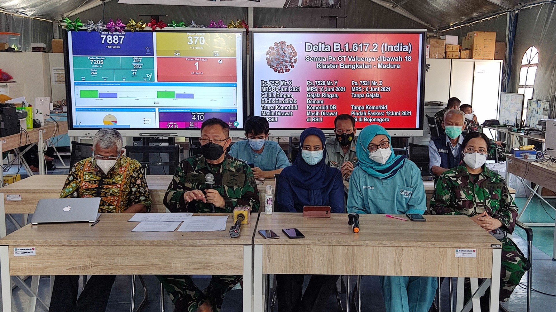 Tim dokter RSLI Surabaya saat memberikan keterangan terkait penanganan pasien dengan varian Covid-19 asal India, Selasa 15 Juni 2021. (Foto: Fariz Yarbo/Ngopibareng.id)