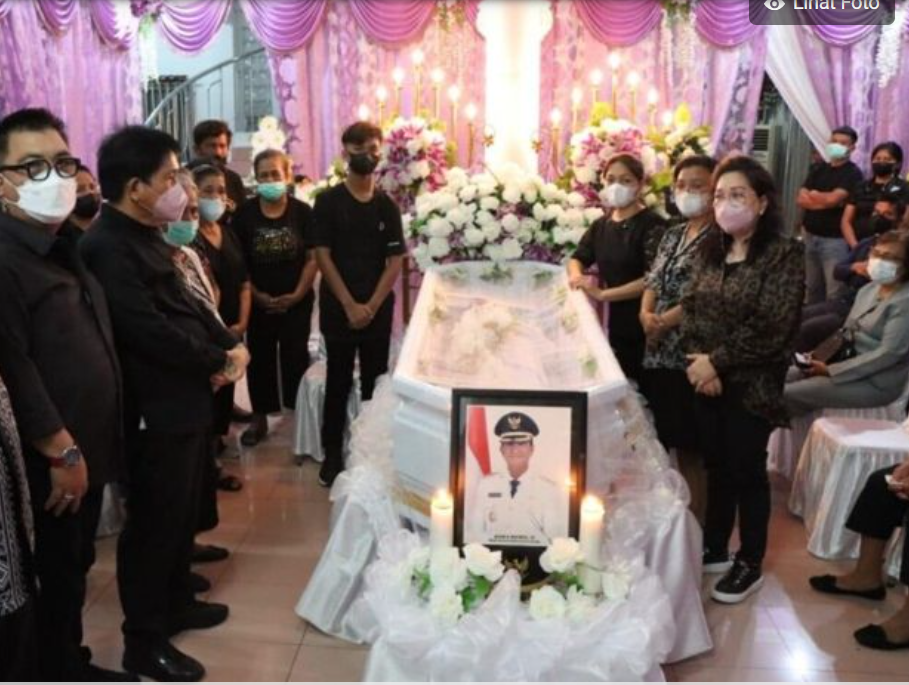 Wakil Bupati Sangihe Helmud Hontong sebelum dimakamkan. (Foto: Kmp)