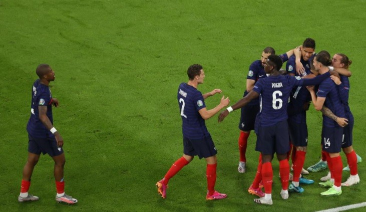 Pemain Timnas Prancis ketika merayakan gol bunuh diri Hummels. (Foto: UEFA)