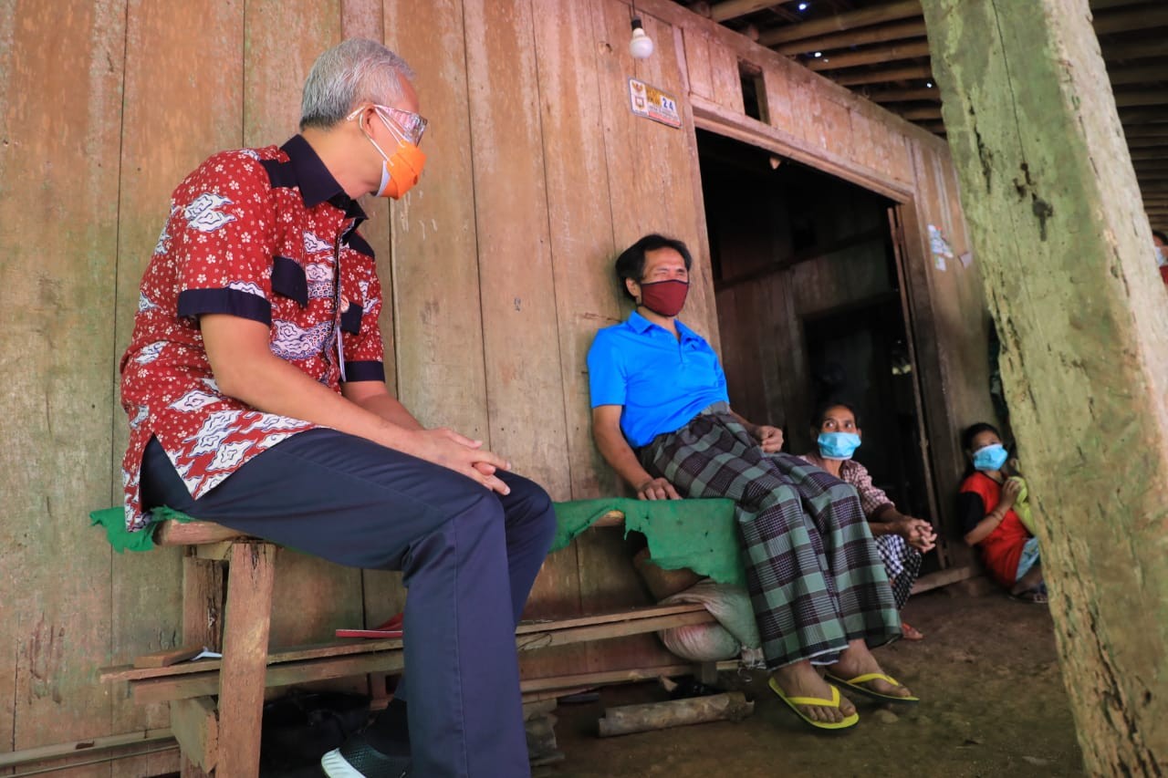 Gubernur Ganjar berbicara dengan Purmanto, salah satu penerima bantuan RTLH. (Foto: Dok Jateng)