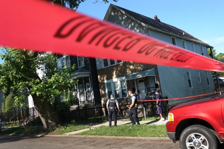 Pasca-penembakan massal terjadi di sebuah rumah di kawasan Englewood, Chicago, Amerika Serikat. (Foto: ABC7 Chicago)