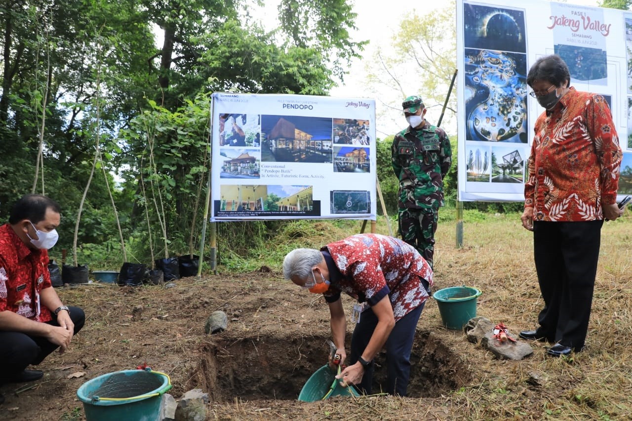 Gubernur Jawa Tengah Ganjar Pranowo menghadiri peletakan batu pertama di lima titik area Jateng Valley. Kawasan Hutan Wisata Penggaron, Rabu 16 Juni 2021.