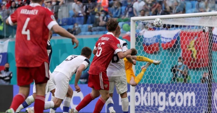 Gol Aleksei Miranchuk yang merobek gawang Finlandia di akhir babak pertama. (foto: UEFA)