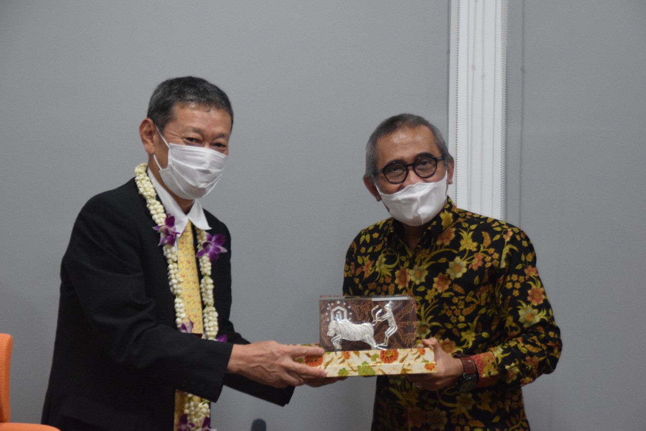 Rektor Unusa Prof. Dr. Ir. Achmad Jazidie, M.Eng saat menerima kunjungan Jendral (Konjen) Jepang di Surabaya, Takeyama Kenichi. (Foto: istimewa)
