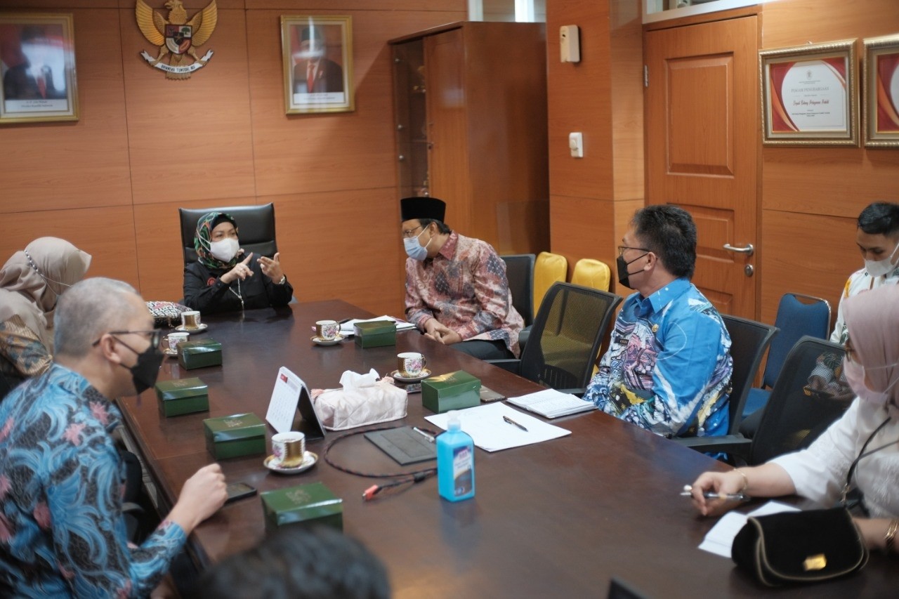 Walikota Pasuruan, Saifullah Yusuf (Gus Ipul) saat bertemu dengan Diah Natalisa, Deputi Pelayanan Publik KemenPANRB, membahas mall pelayanan publik di Kota Pasuruan. (Foto: Istimewa)