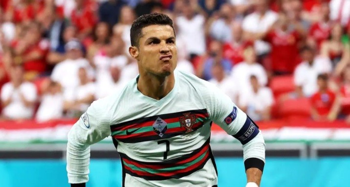 Selebrasi Ronaldo setelah mencetak gol ke gawang Hongaria. (Foto: UEFA)