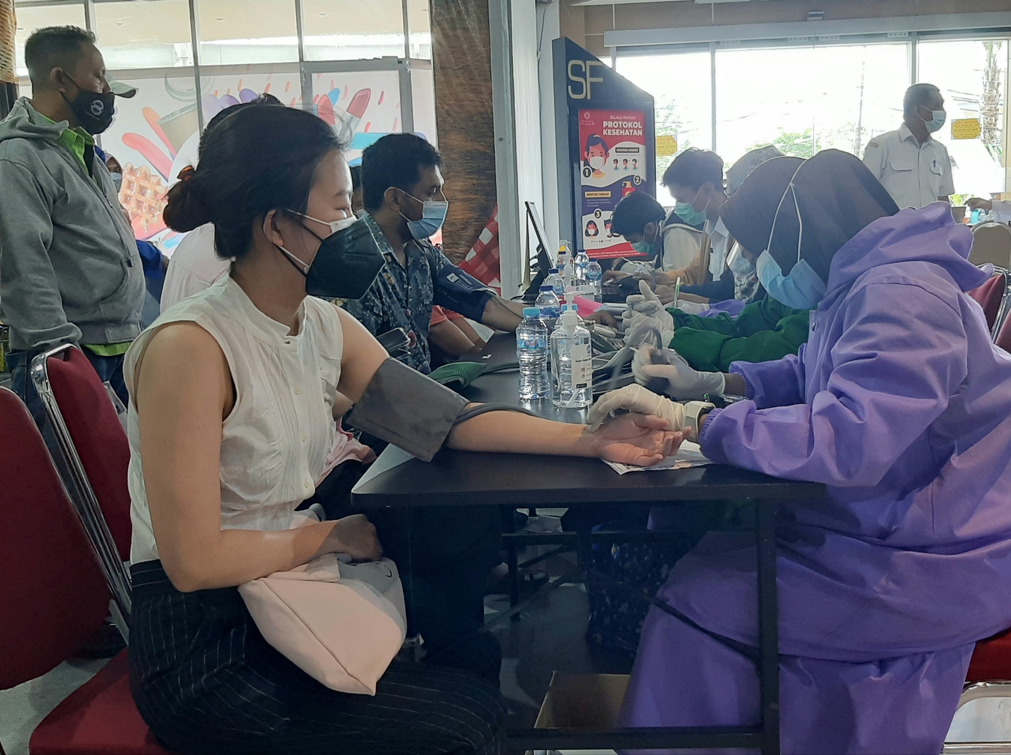 Suasana vaksinasi di The Central Mal Gunawangsa Tidar, peserta sedang melakuka pemeriksaan sebelum vaksin. (Foto: Pita Sari/Ngopibareng.id)