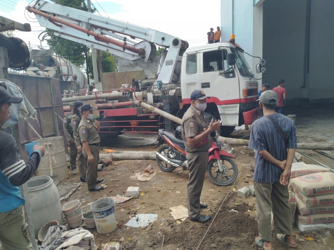 Aparat Satpol PP Kota Pasuruan, saat menindal proyek yang tak berizin. (Foto: Istimewa)
