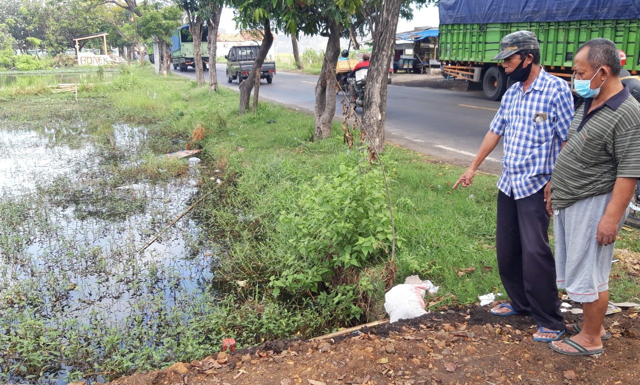 Saluran irigasi sawah di Kelurahan Pilang, Kecamatan Kademangan, Kota Probolinggo ini tertutup material proyek. (Foto: Ikhsan Mahmudi/Ngopibareng.id)