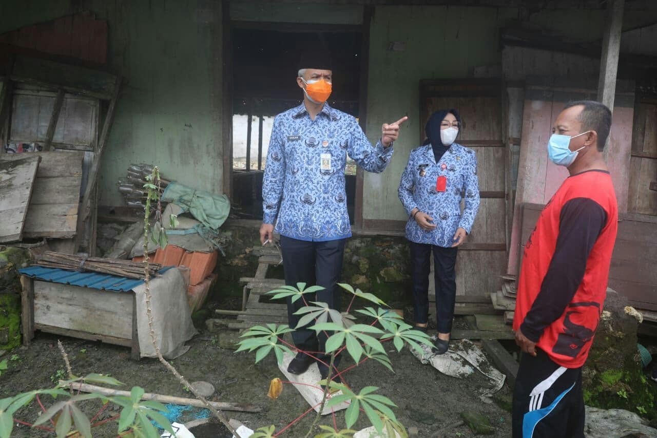 Gubernur Jawa Tengah Ganjar Pranowo saat blusukan melihat rumah tak layak huni milik warga di Grobogan. (Foto: Istimewa)