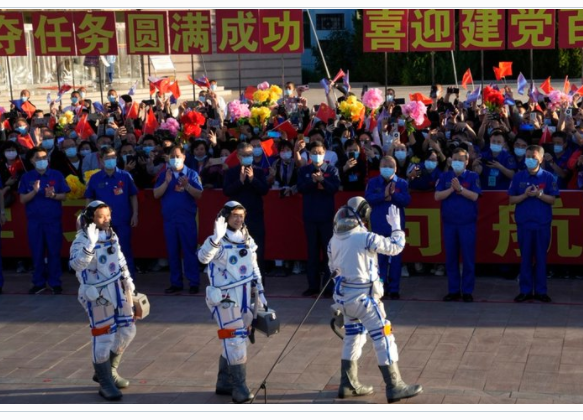 Tiga astronot China terbang ke stasiun luar angkasa dan akan tinggal selama tiga bulan. (Foto: Voa)