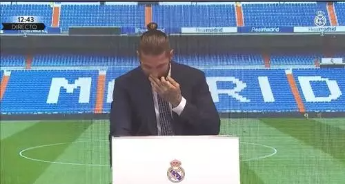 Sergio Ramos tak kuasa menahan tangis saat konferensi pers perpisahan dengan Real Madrid, klub yang dibelanya selama 16 tahun. (Foto: Twitter)