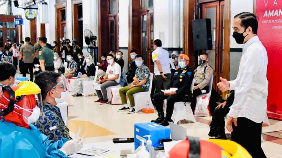Presiden Jokowi meninjau vaksinasi di Stasiun Bogor ( foto:Setprres)