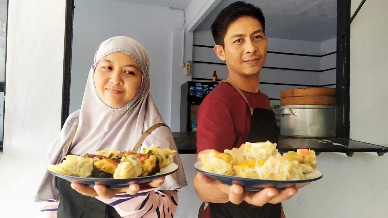 Kakak beradik, Nur Fitriana Zuraidah dan Arif Fachrudin Achmad, yang mengelola kedai makanan khas Asia Timur. (Foto: Istimewa)