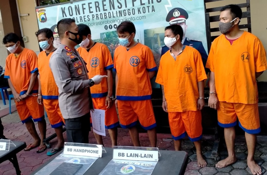 Kapolresta Probolinggo, AKBP RM. Jauhari bersama enam tersangka pengedar sabu-sabu. (Foto: Ikhsan Mahmudi/Ngopibareng.id)