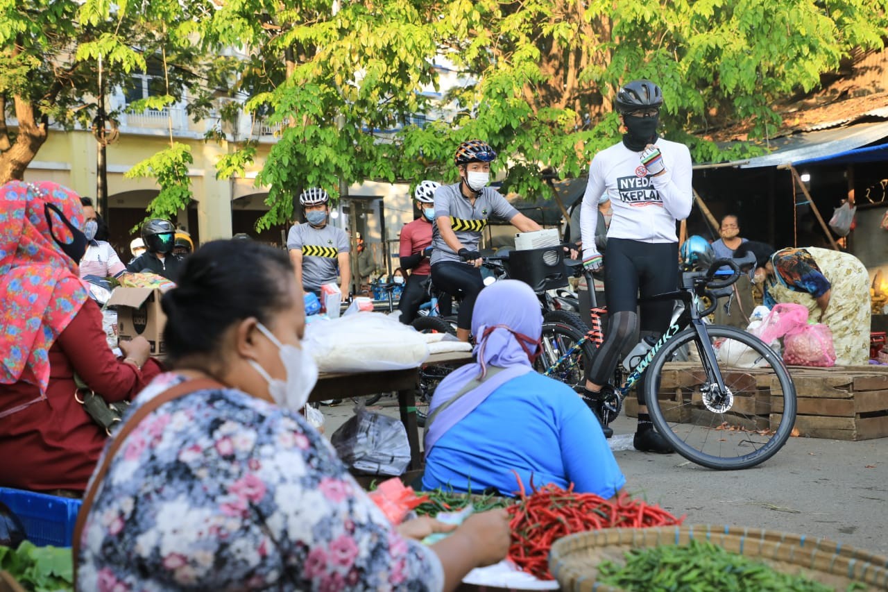 Gubernur Jawa Tengah Ganjar Pranowo gowes sepeda ke Pasar Peterongan Semarang. (Foto: Istimewa)