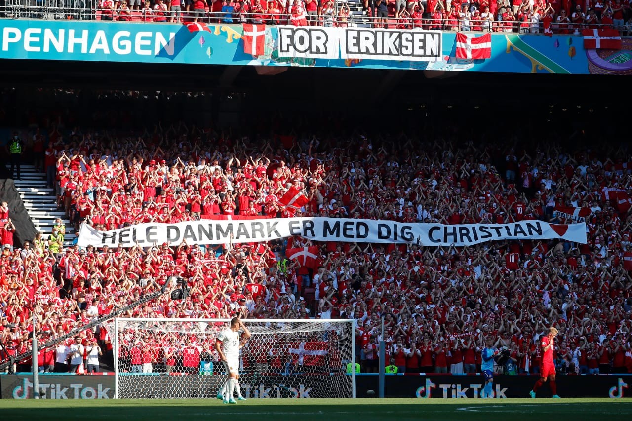 Spanduk dari tribun penonton yang bertuliskan "Seluruh Denmark Bersamamu, Christian" (Twitter:@euro2020)