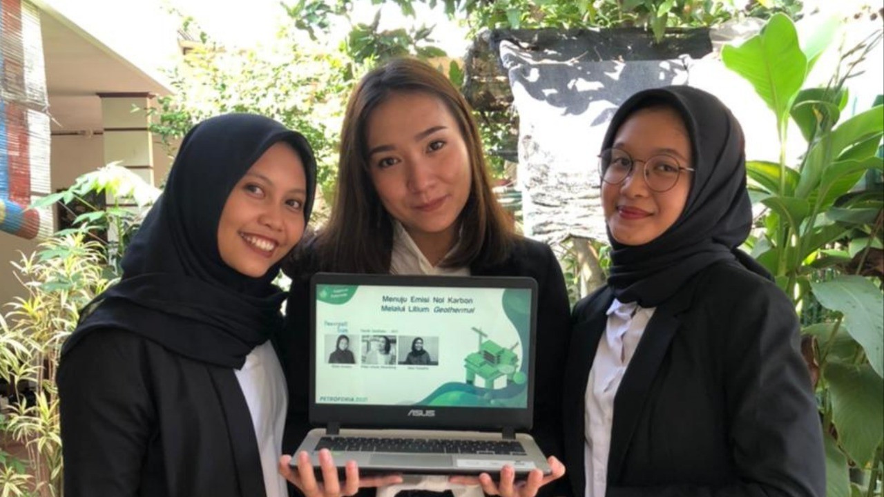 Dina Yulianita, Rizka Amelia, dan Hilda Liliana Sihombing, tiga mahasiswa yang mengagas ide emisi nol karbo. (Foto: Istimewa)