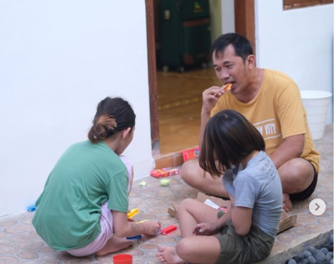 Sutradara Hanung Bramantyo melakukan isolasi mandiri bersama kedua putri yang terpapar Covid-19. (Foto: Instagram)