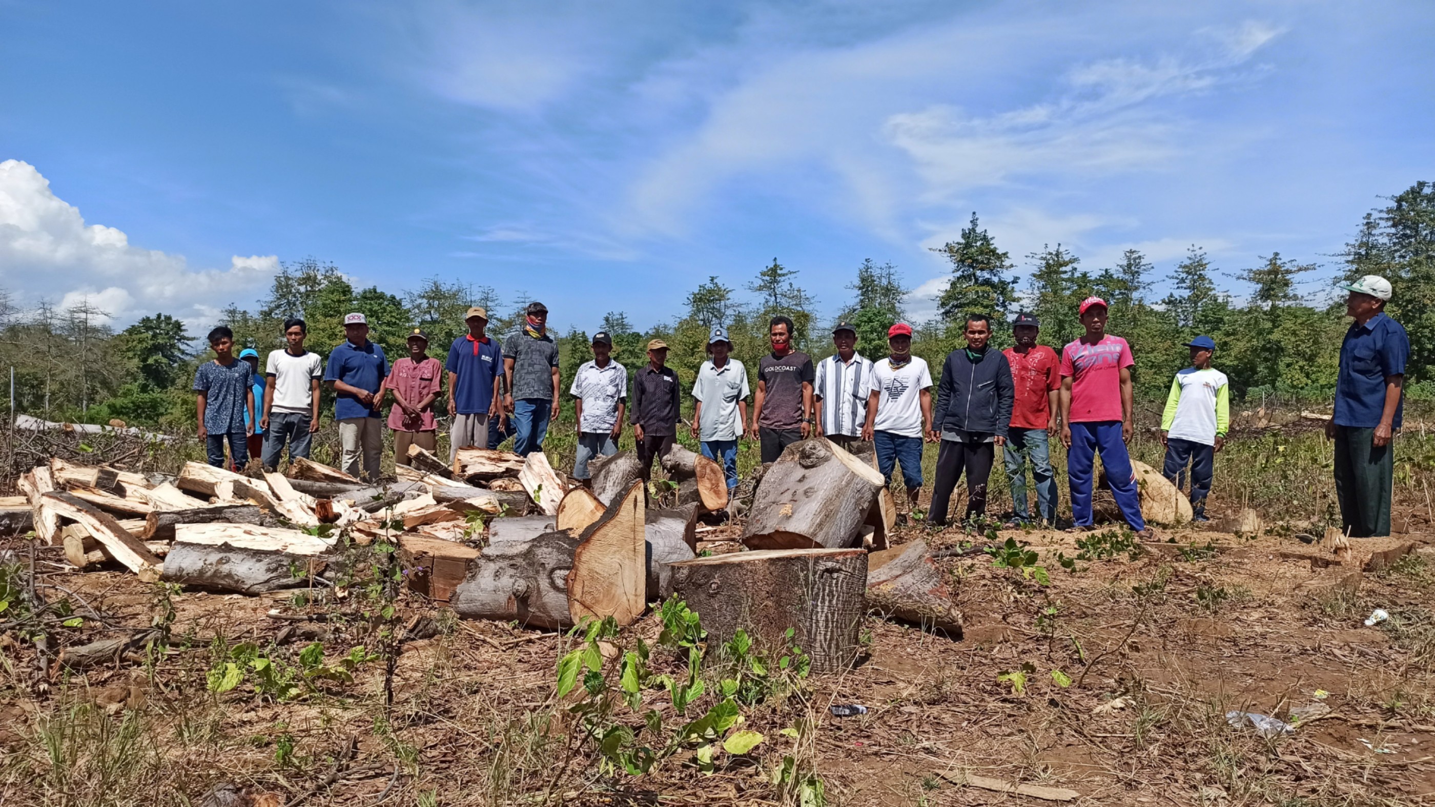 Para petani yang tergabung dalam Kelompok Tani Kebun mengeluhkan penebangan pohon randu di wilayah mereka. (Foto : Muh Hujaini/Ngopibareng.id)