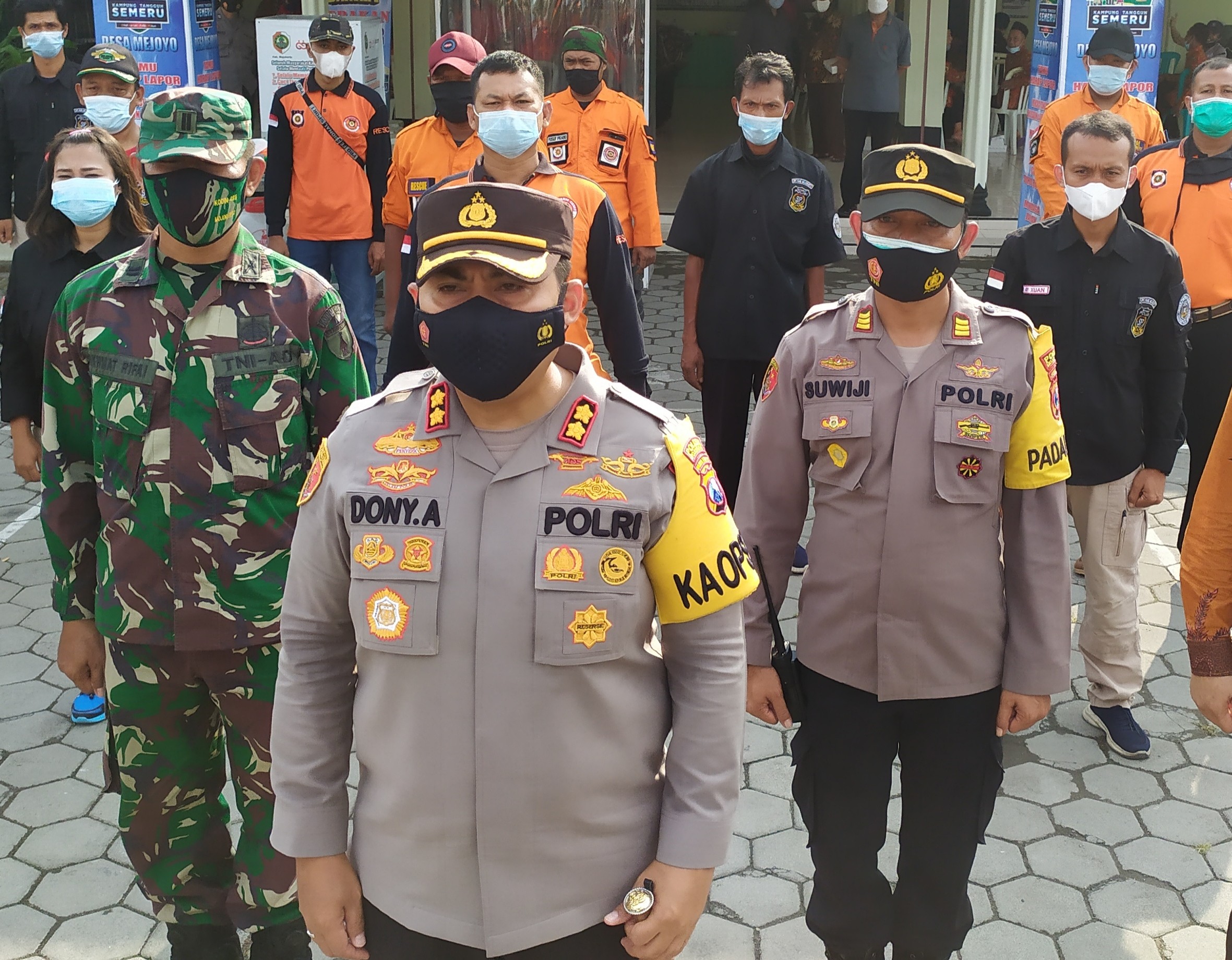 TNI Polisi di Mojokerto gandeng relawan ajak warga disiplin Prokes.(Deni Lukmantara/Ngopibareng)