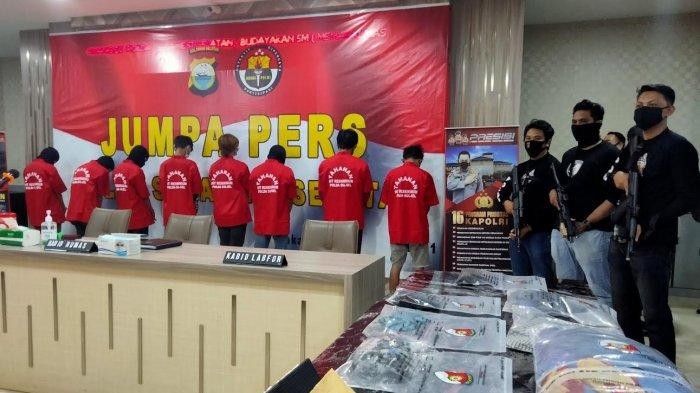 Polda Sulawesi Selatan menggelar rilis kasus pembunuhan seorang pemuda bernama Rian. Pemuda 20 tahun ini tewas di tangan pasangan sejenisnya yang dibantu oleh geng muncikari. (Foto: Istimewa)