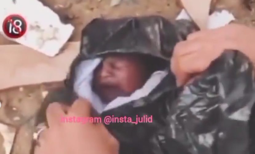 Tangkapan layar bayi yang dibuang dalam kantong kresek (Foto: @insta_julid)