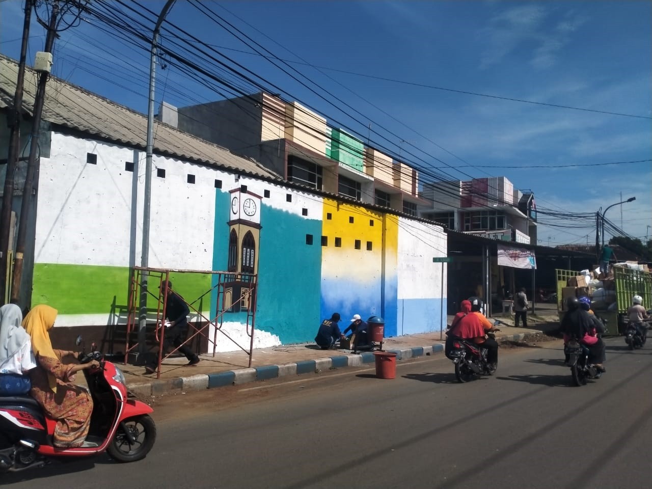 Dinding di Jalan Slagah, Kota Pasuruan, yang biasanya dipenuhi tempelan poster dan coretan, kini, tampak indah. (Foto: Istimewa)