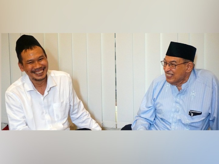 Gus Baha ketawa bersama M Quraish Shihab. (Foto: Istimewa)