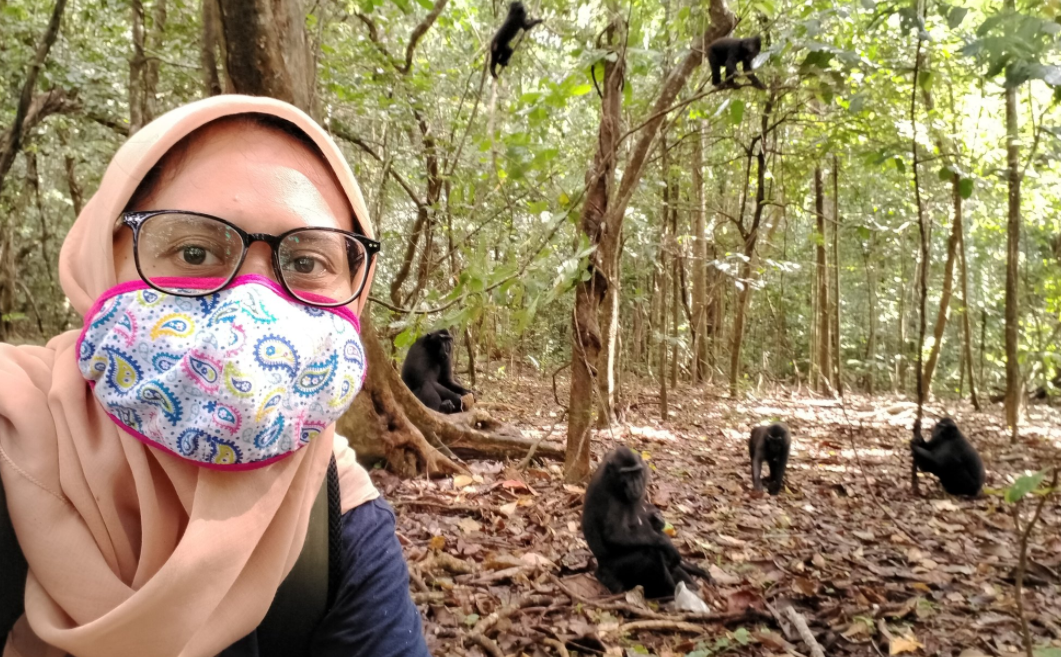 Indira Nurul Qomariah saat meneliti di hutan Sulawesi Utara (Foto: Twitter)